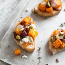 Crostini geroosterde pompoen met geitenkaas en pistache