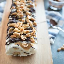 IJstaart met chocolade, karamel en pinda's