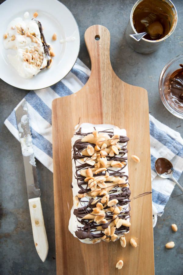 IJstaart met chocolade, karamel en pinda's