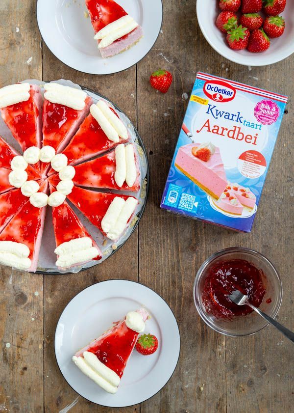 Kerstmuts kwarktaart met aardbeien