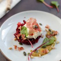 Tartaar van rode biet met geitenkaasmousse