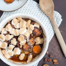 Zoete aardappel met marshmallows uit de oven