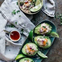 Gevulde avocado met tonijn en chilisaus