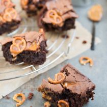 Brownies met salted karamel en pretzels
