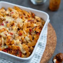 Pastaschotel met kip en rode pesto