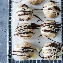 Bliss balls met kokos, pindakaas en chocola