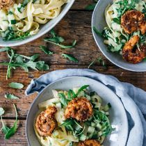 Tagliatelle met rokerige garnalen en courgette