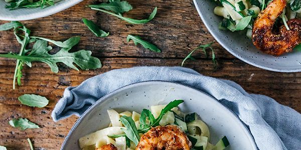 Tagliatelle met rokerige garnalen en courgette